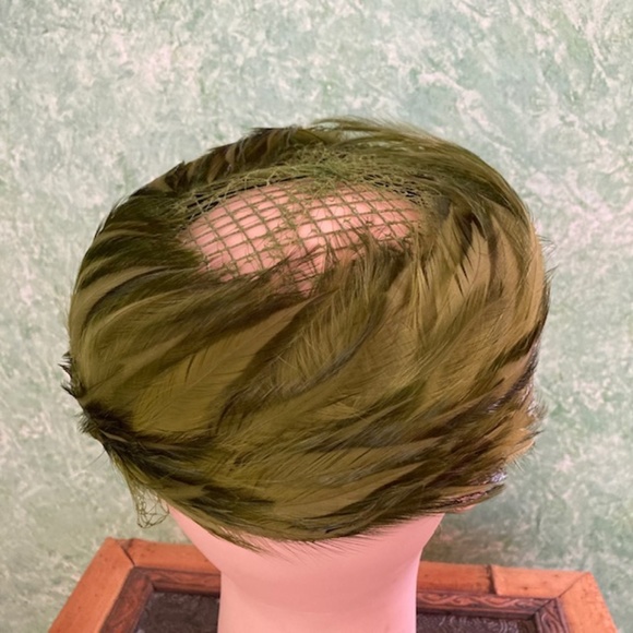 VINTAGE green feather hat with netting - Picture 3 of 6